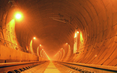 Plan éclairé de l'intérieur du tunnel de Guadarrama